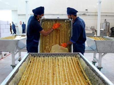 کارآفرینی با طعم شیرین نبات در فیروزه؛ ثمره تسهیلات کمیته امداد و پشتکار یک تولیدکننده