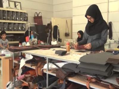 از کارگری تا کارآفرینی با حمایت کمیته امداد؛ بانوی مشهدی چرمی شد