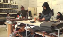از کارگری تا کارآفرینی با حمایت کمیته امداد؛ بانوی مشهدی چرمی شد